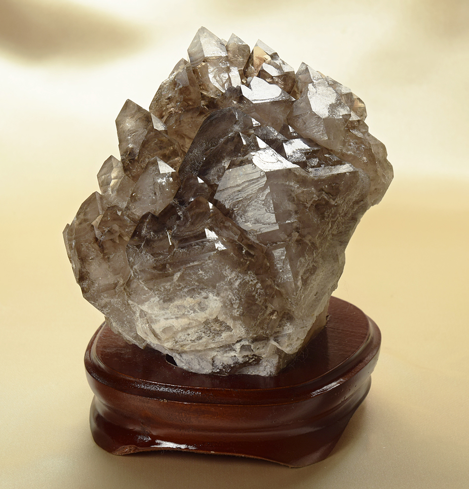 短結晶がいくつも折り重なったタイプのエレスチャル水晶の画像