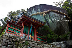 熊野速玉大社の摂社、神倉神社の御神体とされる巨石。通称ゴトビキ岩。
